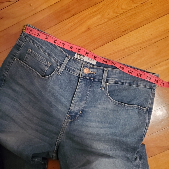 NWOT Signature by Levi Strauss Jean, straight, women size W30 L34. Faded blue. - Picture 9 of 10
